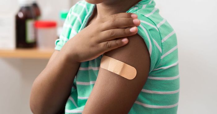 Flu vaccine side effects: Breathlessness, swelling, rash - 'seek urgent ... Allergic reaction to the flu vaccine
