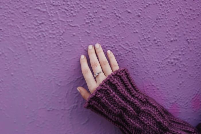 What causes a purple finger