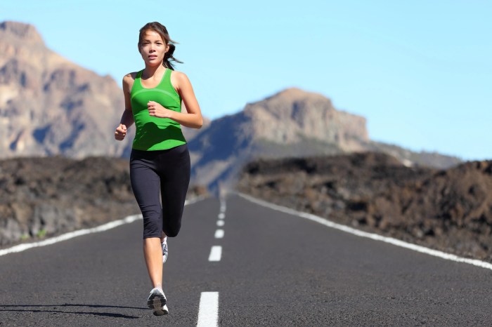 Runner woman running - Inspire Podiatry Running in the cold